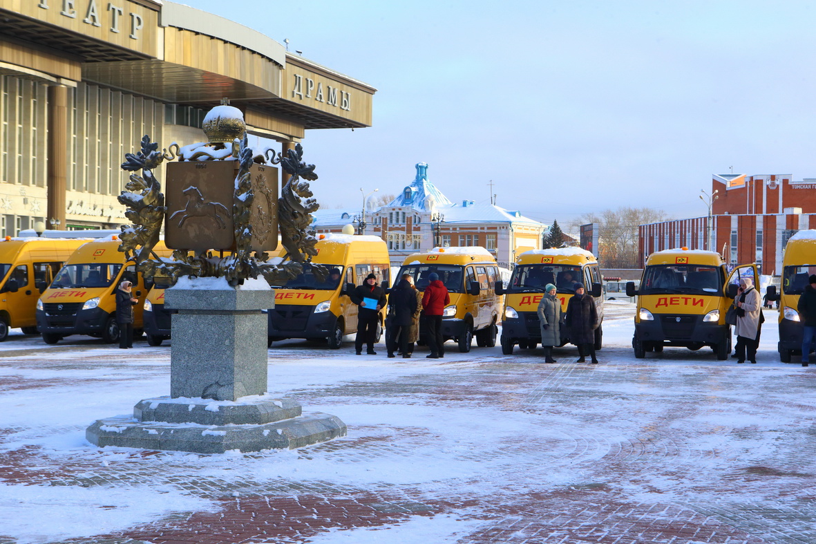 Партию новых школьных автобусов получила Томская область